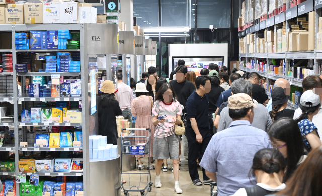 시민들이 4일 경기 성남시 수정구 메가팩토리약국에서 의약품을 구매하고 있다. 460㎡ 규모의 창고형 약국인 메가팩토리약국에서는 일반의약품과 건강기능식품, 반려동물 의약품 등 2500여 개의 품목이 판매 중이다. 성남