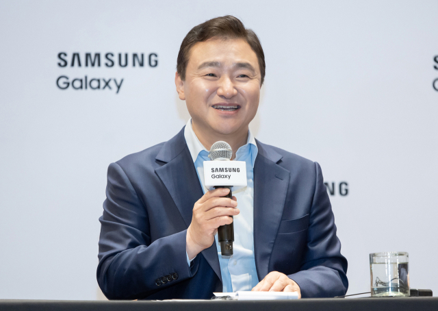 삼성전자 DX부문장 직무대행인 노태문 사장이 9일(현지시간) '삼성 갤럭시 언팩 2025' 행사 후 미국 뉴욕 브루클린의 한 호텔에서 열린 기자 간담회에서 질문에 답하고 있다. 삼성전자