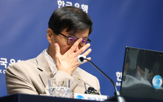 이창용 한국은행 총재가 10일 서울 중구 한국은행에서 열린 금융통화위원회 금리 결정에 대한 기자간담회에 참석해 안경을 고쳐 쓰고 있다. 사진공동취재단