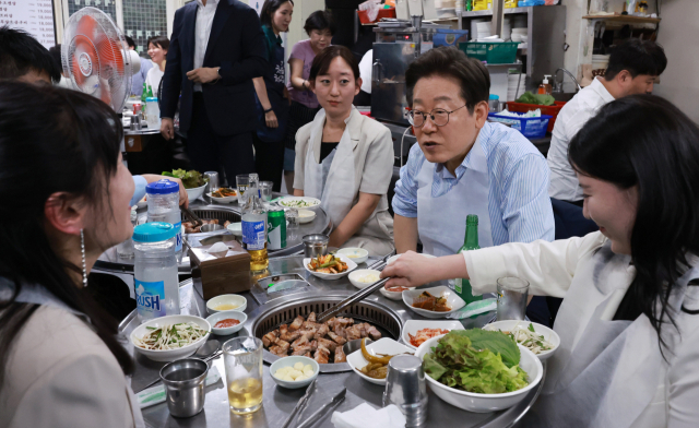 이재명 대통령이 11일 저녁 서울 광화문 인근 한식당에서 시민들과 대화하고 있다. 연합뉴스