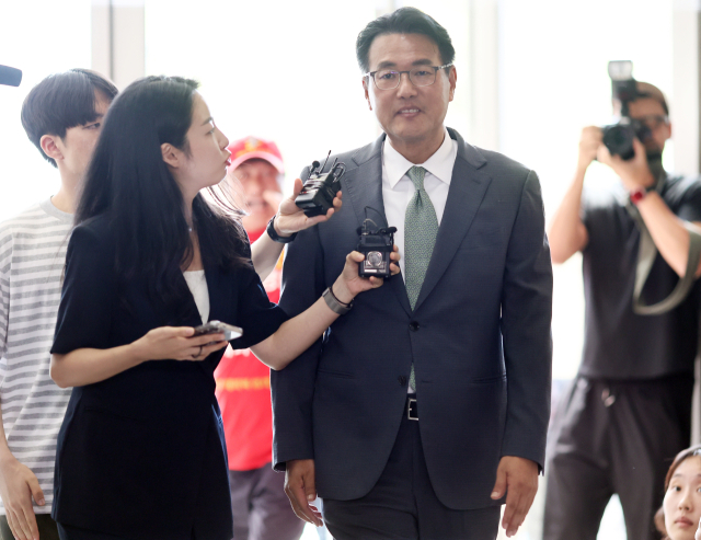 윤석열 정부 외교라인 핵심 인사인 김태효 전 국가안보실 1차장이 11일 피의자 신분으로 조사를 받기 위해 서울 서초구 순직해병 특검팀 사무실로 들어서고 있다.연합뉴스