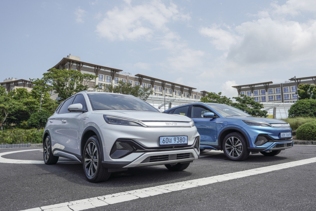 비야디(BYD)의 소형 전기 스포츠유틸리티차량(SUV)인 아토3가 이달 제주 서귀포시 제주신화월드에서 개막한 ‘제12회 제주 국제 e모빌리티 엑스포’에 시승을 위해 주차돼 있다. 사진제공=한국자동차기자협회