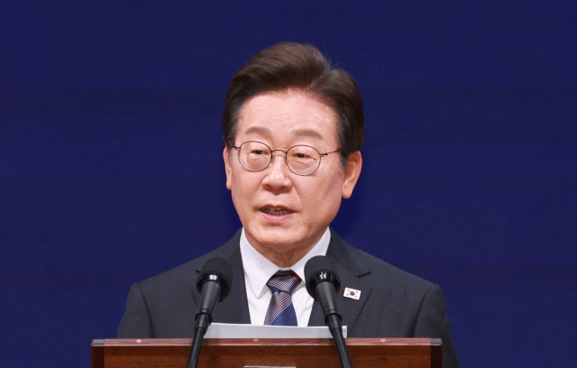 李대통령 “<b>민주주의</b> 힘 의심되면 고개 들어 대한민국을 보라”