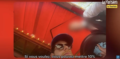 외국인 관광객으로 위장한 손님에게 원하는 경우 10% 팁을 추가할 수 있다고 설명하는 파리의 한 식당 종업원. 르파리지앵 유튜브 캡처