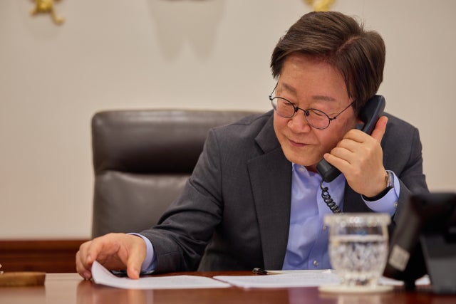 李<b>대통령</b>, 독일 총리·우즈베크 <b>대통령</b>과 <b>통화</b>…"<b>협력</b>강화"