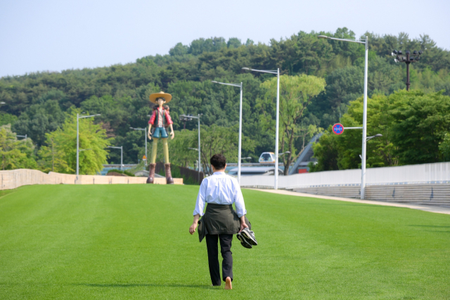노관규 순천시장이 맨발로 순천만국가정원을 거닐며 순천의 미래에 대해 구상하고 있다. 시대의 흐름을 읽고 미래에 투자한 노관규 시장은 대한민국 생태수도 정책으로 지방도시 신모델을 제시하고 있다는 평가를 받고 있다. 사