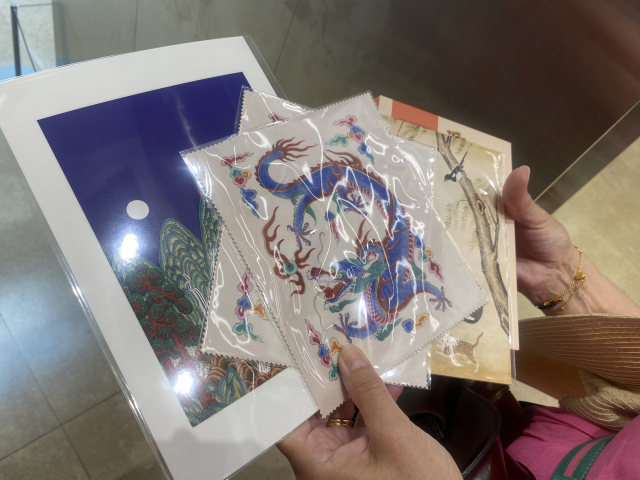 영국에서 온 관광객 던 래담 씨가 상품관에서 구매한 뮷즈를 들어 보이고 있다. 사진=최혜빈 인턴기자