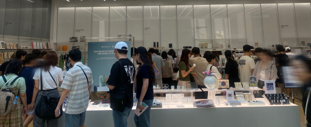 28일 오후 서울 용산 국립중앙박물관 상품관 입구에서 이용객들이 줄을 서서 각종 제품들을 둘러 보고 있다. 최혜빈 인턴기자
