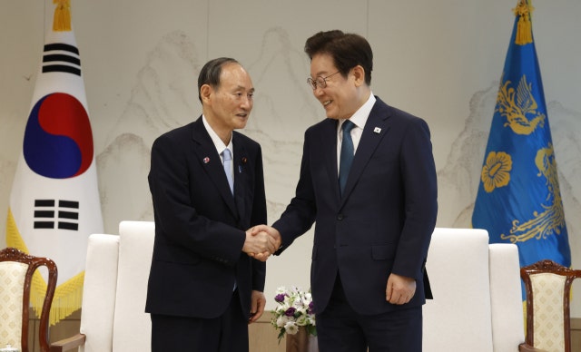 李대통령, 일본어로 "스가 전 총리 만나…<b>한일관계 발전</b> 높이 평가"