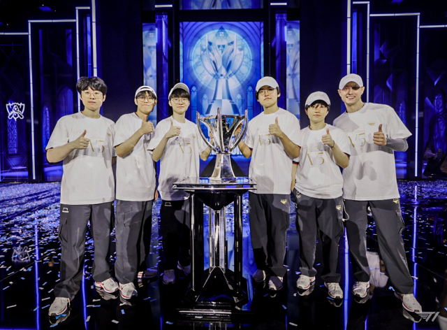 한국 대표 e스포츠팀 ‘T1’이 지난해 11월2일(현지 시각) 영국 런던에서 열린 롤드컵에서 우승하며 통산 5회 우승의 쾌거를 이뤘다. 사진은 롤드컵 우승 직후 함께 포즈를 취한 T1 선수단. 왼쪽부터 ‘제우스’ 최