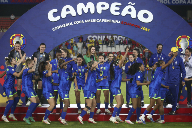 <b>브라질</b>, 콜롬비아 꺾고 남미 女<b>축구</b> 9번째 <b>정상</b> 등극