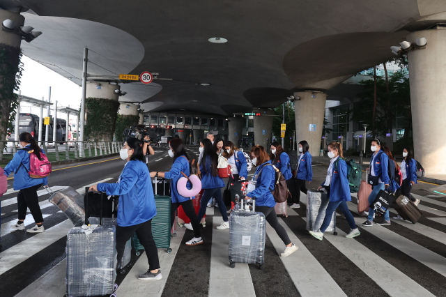 외국인 가사관리사 시범사업에 참여하는 필리핀 노동자들이 인천국제공항을 통해 입국하고 있다. 뉴스1