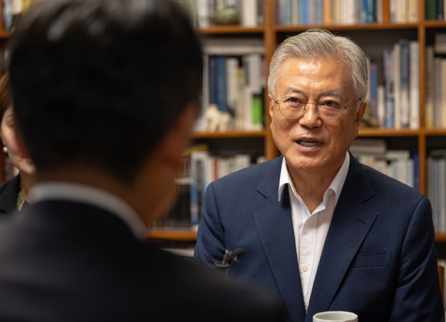 문재인 전 대통령이 7일 경남 양산시 하북면 평산마을 사저를 찾은 더불어민주당 정청래 대표와 만나고 있다. 더불어민주당 제공.