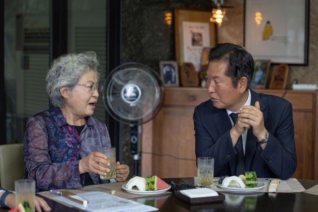 더불어민주당 정청래 대표가 7일 경남 김해시 봉하마을 노무현 전 대통령 사저를 방문해 권양숙 여사와 환담하고 있다. 더불어민주당 제공.