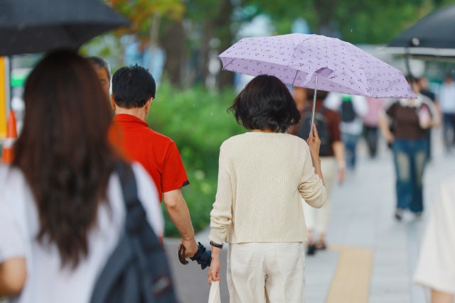 [오늘의 날씨] 말복인 주말, 남부·제주 <b>집중호우</b>…<b>전남</b> 해안 200↑
