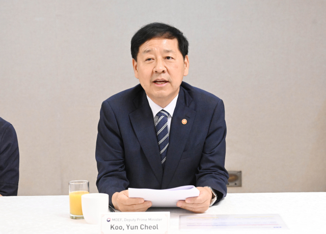 구윤철 부총리 겸 기획재정부 장관이 7일 서울 종로구 정부서울청사에서 AI 경진대회에 참가한 글로벌 대학생들과 대화하고 있다. 사진 제공=기획재정부