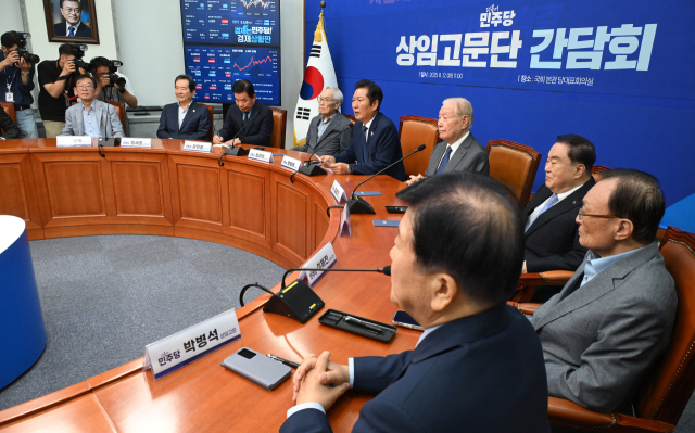 정청래 더불어민주당 대표가 12일 서울 여의도 국회에서 민주당 상임고문단과 간담회를 하고 있다. 이날 간담회에는 이용득·정세균·김진표·임채정·김원기·문희상·이해찬·박병석 상임고문이 참석했다. 오승현 기자