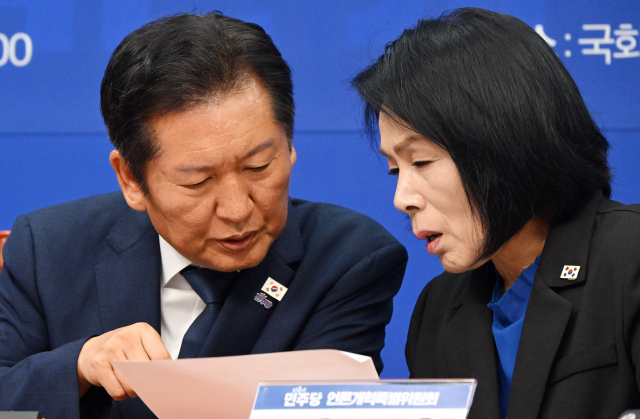 정청래(왼쪽) 더불어민주당 대표가 14일 서울 여의도 국회에서 열린 언론개혁 특별위원회 출범식 및 1차 회의에 참석해 최민희 위원장과 대화하고 있다. 오승현 기자 2025.08.14