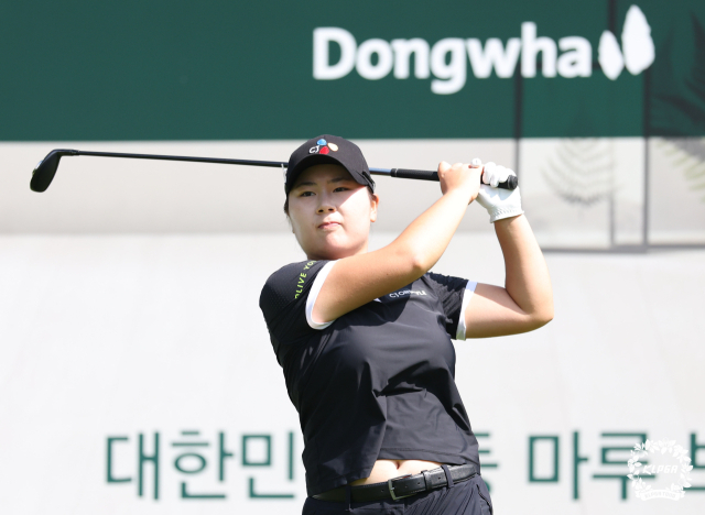 8언더 ‘불꽃타’…<b>홍정민</b>, 이틀 연속 <b>선두</b> 질주