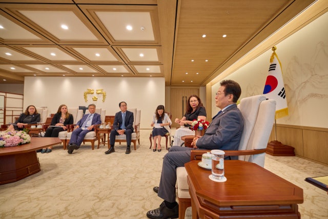美<b>상원</b> <b>접견</b>한 李<b>대통령</b> "혈맹…미래형 포괄적 전략동맹"강조
