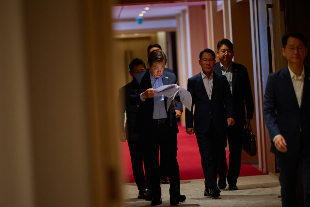 대통령실은 이재명 대통령이 지난 19일 서류를 보며 용산 대통령실로 출근하는 모습을 20일 SNS에 공개했다. 사진제공=대통령실