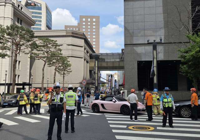 5일 서울 중구 명동 신세계백화점 본점에 폭발물을 설치했다는 협박 글이 인터넷 커뮤니티에 올라와 신고를 받고 경찰과 소방대원들이 출동해 있다. 연합뉴스