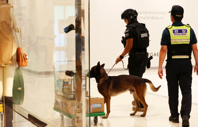11일 광주 서구 신세계백화점에서 경찰특공대 탐지견이 폭발물 탐색을 하고 있다. 경찰에 따르면 이날 오전 9시 30분께 '서구 롯데백화점'에 폭탄을 설치하겠다는 신고가 접수돼 동구에 위치한 롯데백화점과 서구 신세계백