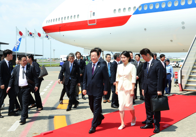 1박 2일 일정으로 일본을 방문하는 이재명 대통령과 김혜경 여사가 23일 일본 도쿄 하네다공항에 도착해 이동하고 있다. 연합뉴스