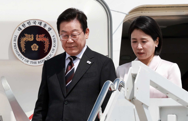 이재명 대통령과 김혜경 여사가 24일(현지시간) 미국 워싱턴DC 인근 앤드루스 합동기지에 도착해 공군 1호기에서 내리고 있다.
