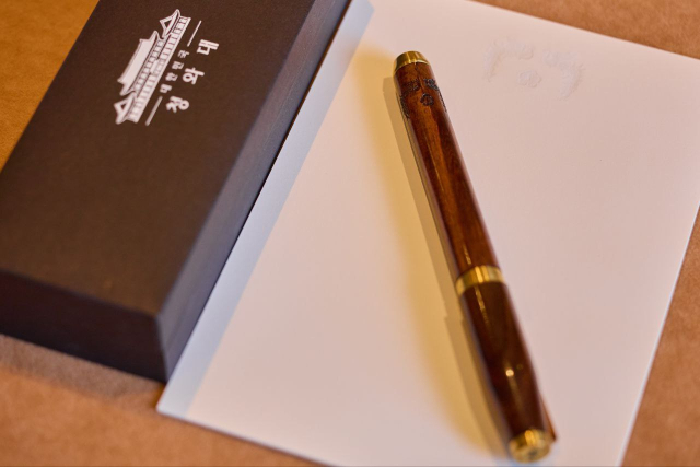 대통령실이 25일(현지 시간) 공개한 한미 정상회담을 위해 이재명 대통령이 준비한 선물. 명장이 제작한 금속 거북선, 국산 골드파이브 수제 맞춤형 퍼터, 카우보이 마가 모자, 펜 등이다. 펜은 선물이 아닌 이 대통령