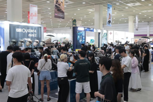 17일 서울 강남구 삼성동 코엑스에서 열린 48회 베페 베이비페어에서 참관객들이 육아용품을 살펴보고 있다. 연합뉴스,