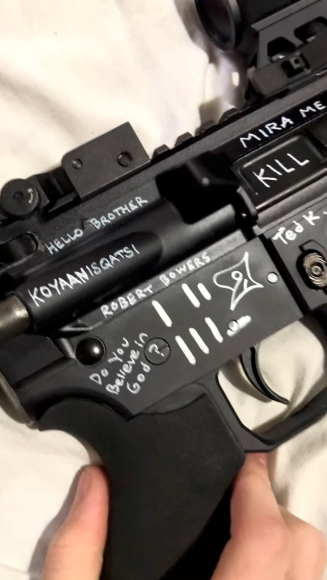 로빈 웨스트먼이 2018년 피츠버그 총기 난사범 로버트 바우어스의 이름이 새겨진 소총을 들어보이고 있다. 로이터연합뉴스