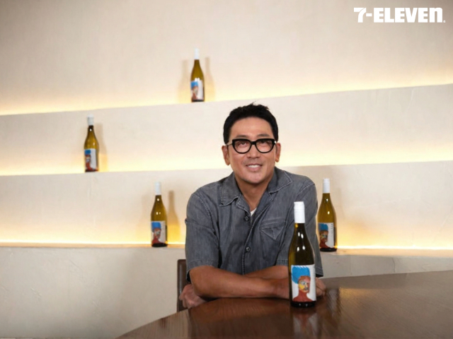 배우 하정우가 와인 '마키키 소비뇽블랑'과 함꼐 기념 사진을 찍고 있다. 사진 제공=세븐일레븐