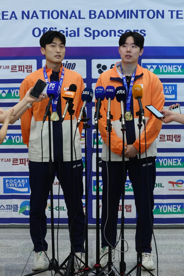 ‘황금콤비’ <b>서승재</b>·<b>김원호</b>…<b>배드민턴</b> 대표팀 ‘금의환향’
