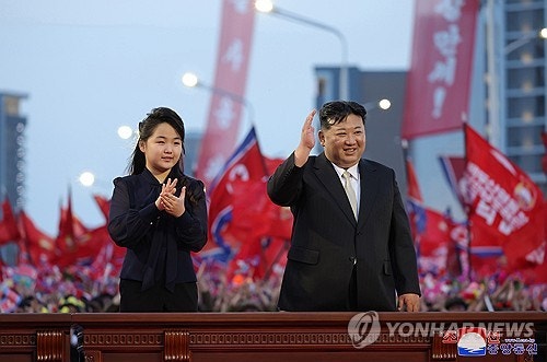 [속보] 국정원 "<b>김정은</b> <b>방중</b>에 <b>딸 주애</b> 동반한 것으로 보여"