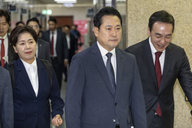 장동혁(가운데) 국민의힘 대표가 3일 국회에서 긴급 최고위원회 회의를 위해 이동하고 있다. 연합뉴스