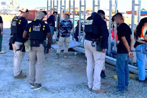 미국 이민당국이 4일(현지시간) 조지아주에 위치한 현대자동차와 LG에너지솔루션이 공동으로 건설 중인 조지아주 브라이언 카운티 소재 전기차 배터리 공장 건설현장을 급습해 불법체류자 혐의가 있는 450여명을 체포했다.뉴