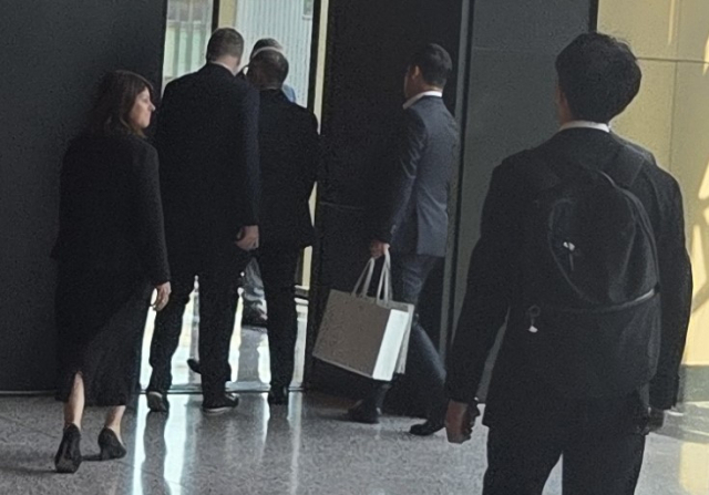 정의선(가운데) 현대차그룹 회장이 지난 11일 미국 디트로이트에서 열린 현지 자동차 전문 매체 오토모티브 뉴스의 100주년 기념 행사에서 직원들의 수행을 받으며 참석하고 있다. 정 회장은 이 자리에서 최근 미국 조지