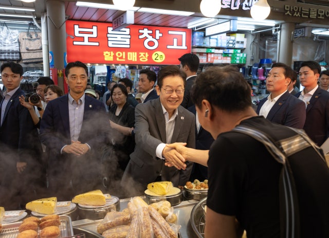 李<b>대통령</b>, <b>성남</b> 현대시장 깜짝 <b>방문</b>…상인들과 ‘셀카’ 촬영