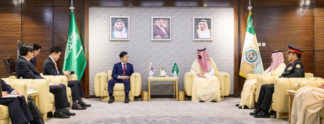 <b>안규백 장관</b> 첫 중동 방문 ‘<b>K-방산</b>’ 세일즈…<b>사우디</b> 국가방위부 <b>장관</b>...
