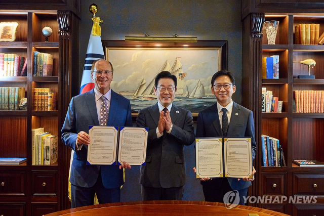유엔총회 참석을 위해 미국을 방문한 이재명 대통령이 22일(현지 시간) 뉴욕의 한 호텔에서 인공지능(AI) 산업 글로벌 협력을 위한 양해각서(MOU)를 체결한 뒤 래리 핑크(왼쪽)
