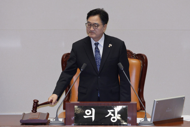 우원식 국회의장이 25일 서울 여의도 국회에서 열린 제 429회 국회(정기회) 제9차 본회의에서 의사봉을 두드리고 있다. 뉴스1