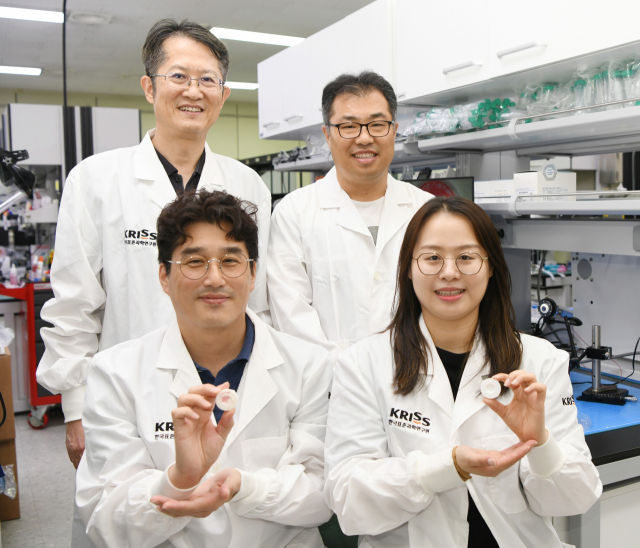표준연 망막 모사 안구 팬텀 개발 연구진. 앞줄 외쪽부터 시계방향으로 KRISS 이상원 나노바이오측정그룹장, 이태걸 책임연구원, 도일 의료융합측정그룹장, 이현지 박사후연구원. 사진