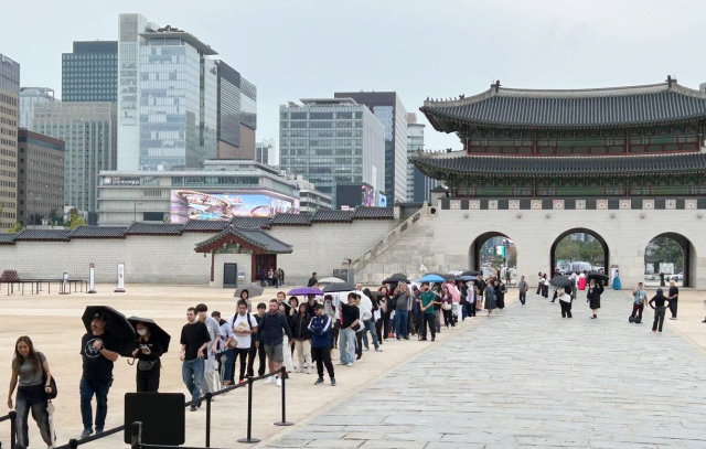 3일 서울 종로구 경복궁 흥례문 앞에 외국인 관광객 등 관람객들이 입장을 기다리고 있다. 연합뉴스