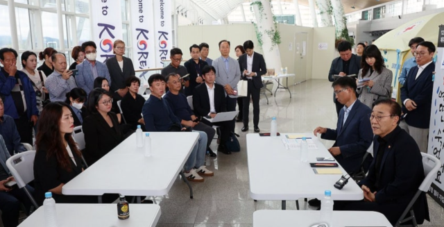 김윤덕 장관 "<b>제주</b>공항 참사 항철위 <b>조사 중단</b> 검토"