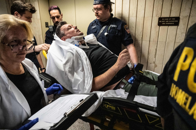 바닥에 쓰러진 터키 기자 엘리볼. AFP 연합뉴스