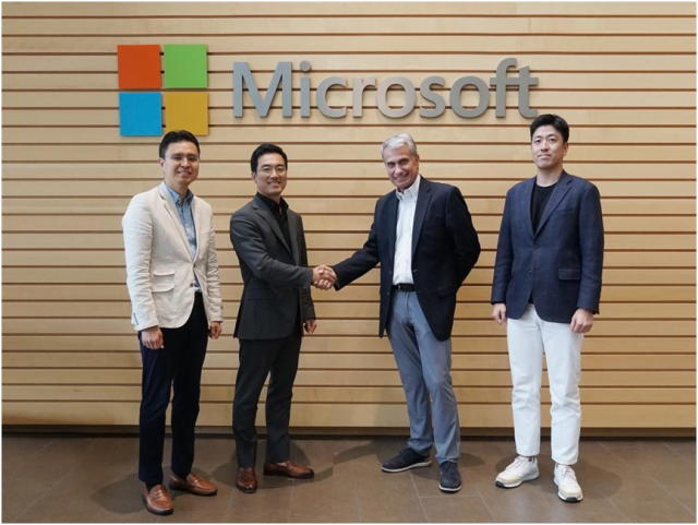 (왼쪽부터) 변계풍 이스트소프트 AI사업본부 총괄, 정상원 이스트소프트 대표, 마크 슬레이터 마이크로소프트 글로벌 ISV 및 스타트업 부문 제너럴 매니저, 이종호 파트너십 전략 부