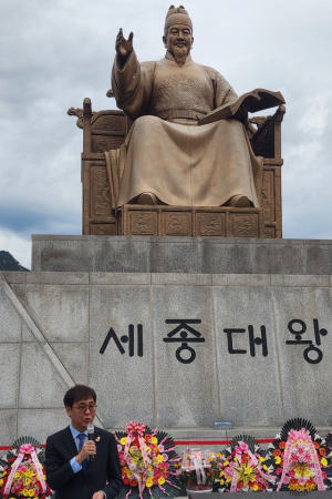 최휘영 문화체육관광부 장관이 579돌 한글날인 9일 오전 서울 광화문광장 세종대왕 동상 앞에서 축사하고 있다. 최수문기자