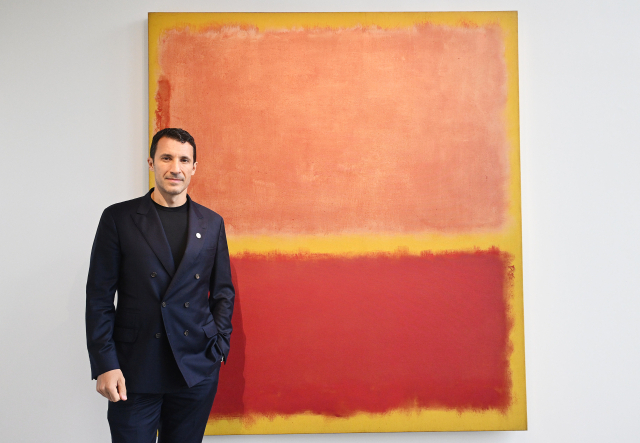 크리스티안 알부 크리스티 아시아·태평양 지역 부회장이 9월 홍콩 센트럴 더헨더슨에 전시된 마크 로스코의 ‘No. 31(Yellow Stripe)’ 앞에서 포즈를 취하고 있다. 와이