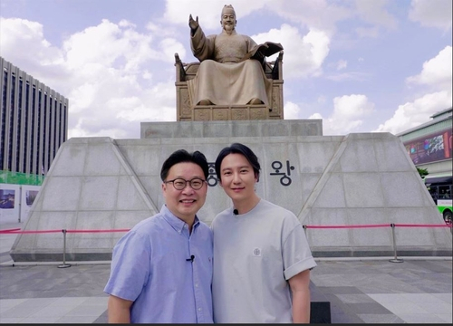 서경덕(왼쪽) 성신여대 교수와 배우 김남길이 한글날을 하루 앞둔 8일 서울 세종대로 광화문 광장에 있는 세종대왕 동상 앞에서 포즈를 취했다. 사진 제공=서경덕 교수